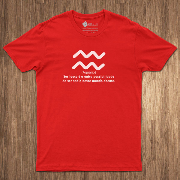 T-shirt Signo Aquário frase Ser louco é a única... camiseta vermelha