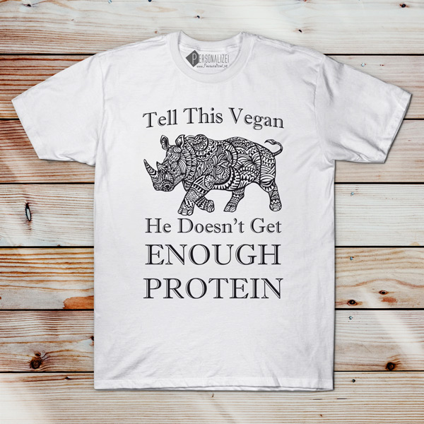 T-shirt Tell This Vegan He Doesn't Get Enough Protein preço em Portugal