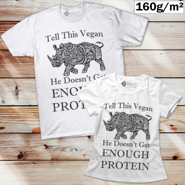 T-shirt Tell This Vegan He Doesn't Get Enough Protein preço tee