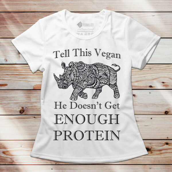 T-shirt Tell This Vegan He Doesn't Get Enough Protein feminina